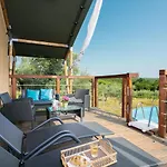Krk Glamping Village אוהל מפואר *