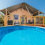 Krk Glamping Village אוהל מפואר *